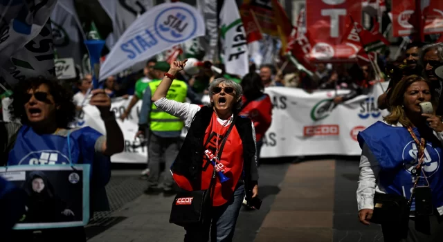 İspanya’da maaş artışı talebiyle grevde olan adliye memurları gösteri düzenledi