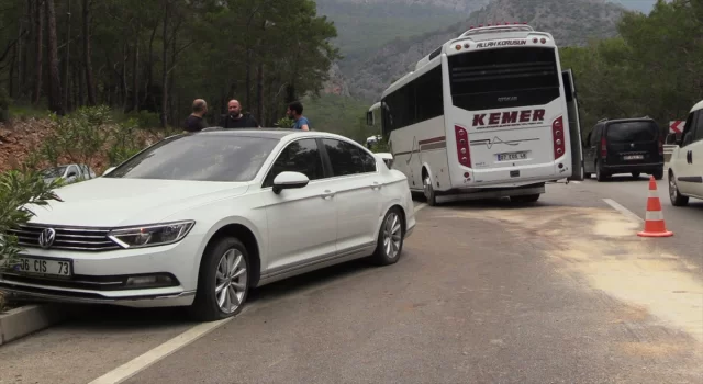 Antalya’da midibüs ile çarpışan otomobildeki 4 kişi yaralandı
