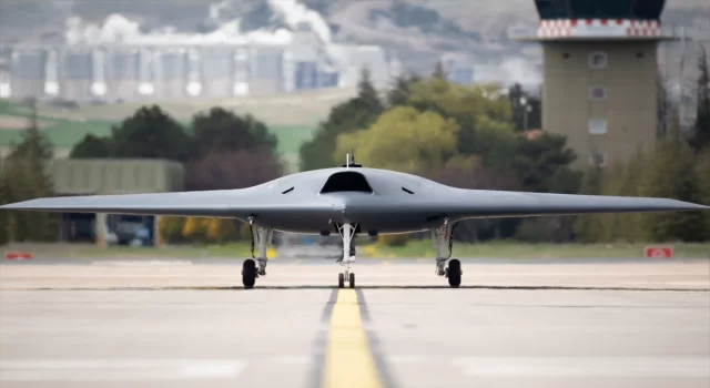 İnsansız savaş uçağı ANKA3 ilk kez piste çıktı, uçuşa hazırlanıyor