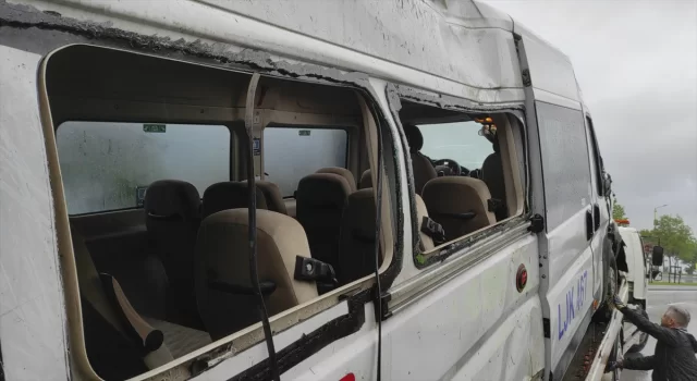 Pendik’te devrilen servis minibüsünün sürücüsü yaralandı