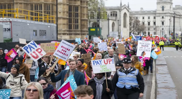 Londra’da binlerce öğretmen maaş artışı talebiyle Başbakanlığa yürüdü