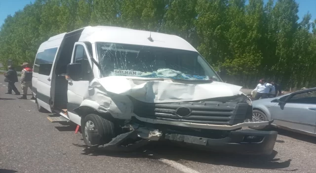 Bingöl’de özel halk otobüsü ile minibüs çarpıştı, 16 kişi yaralandı