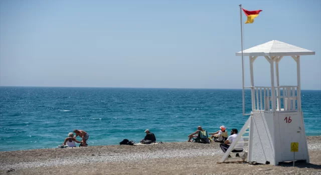 Antalya’da oy kullanan seçmenler dinlenmek için sahilleri tercih etti
