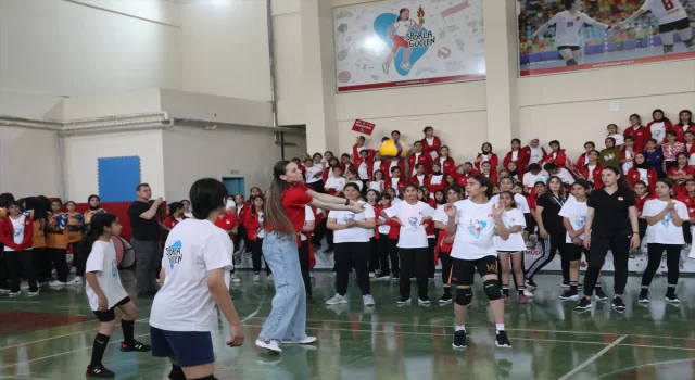 TMOK’tan Şanlıurfa’da 250 kız öğrenciye spor malzemesi desteği