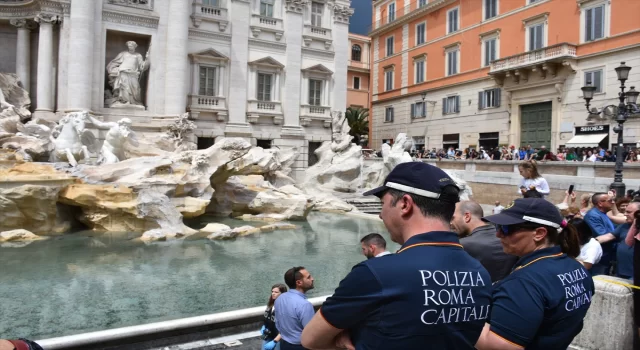 İklim aktivistlerinden Roma’daki ünlü Trevi Çeşmesi’nde boyalı protesto eylemi
