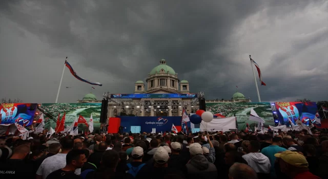 Sırbistan’da Cumhurbaşkanı Vucic’e destek mitingine binlerce kişi katıldı