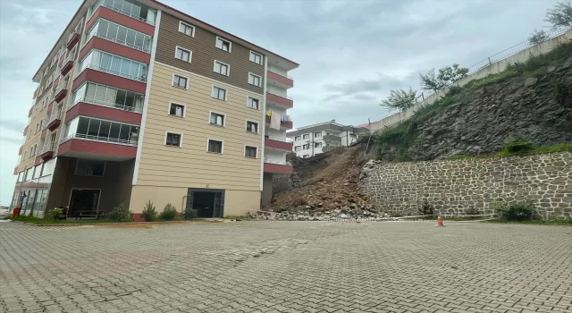 Trabzon’da istinat duvarının çökmesi sonucu 2 araba zarar gördü