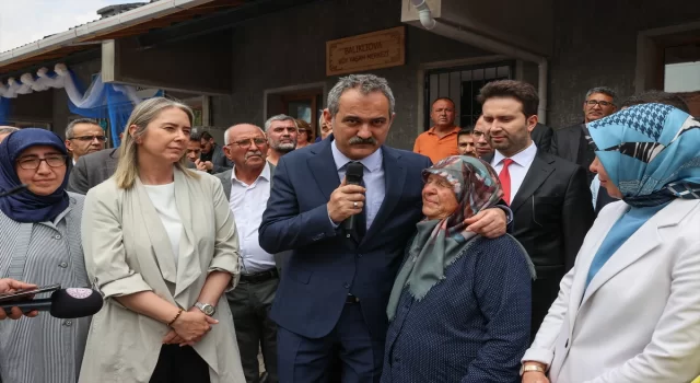 Bakan Özer, İzmir’de açılışı yapılan köy yaşam merkezinde incelemelerde bulundu