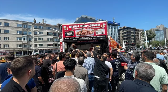 Cumhurbaşkanı Erdoğan’ın yeniden seçilmesi onuruna Taksim Meydanı’nda hayır lokması dağıtıldı