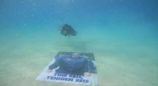 AK Parti’li meclis üyesi denizin altında Cumhurbaşkanı Erdoğan’ın posterini açtı
