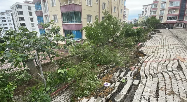 Samsun’da istinat duvarının yıkılmasıyla oluşan boşluğa düşen 5 araç ve tekne zarar gördü