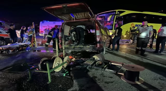 Manisa’da otobüsle çarpışan hafif ticari aracın sürücüsü öldü