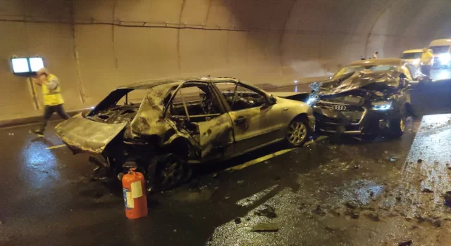Bursa’da otoyol tünelinde bir aracın çarptığı araba alev aldı 