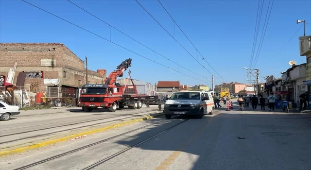Eskişehir’de tramvay hattındaki direğe çarpan otomobildeki 2 kişi yaralandı