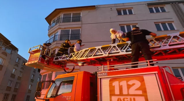 Hatay’da 5 katlı binada çıkan yangında mahsur kalan 25 kişi kurtarıldı
