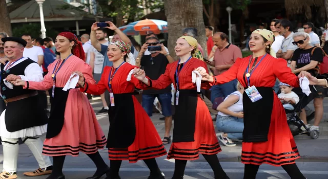 Denizli’de ”17. Uluslararası Halk Dansları Festivali” başladı