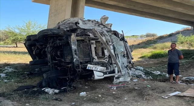 Mersin’de viyadükten devrilen kamyonetteki 3 kişi yaralandı 