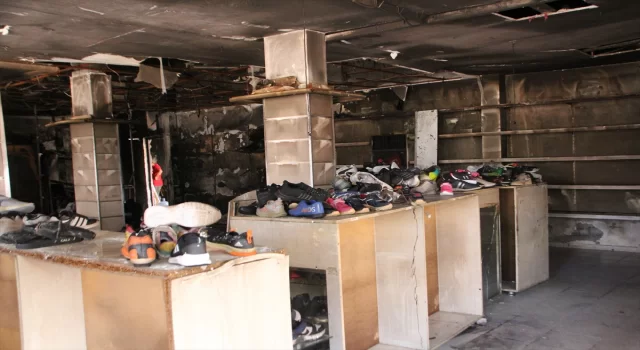 Antalya’da ayakkabı mağazasında çıkan yangın söndürüldü