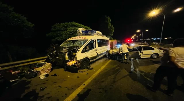Afyonkarahisar’da minibüs ile otomobilin çarpıştığı kazada 1 kişi öldü, 6 kişi yaralandı