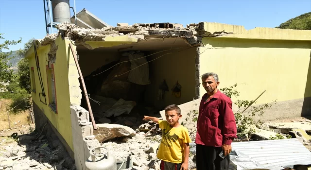 Osmaniye’de deprem sebebiyle yamaçtan kopan kaya parçası müstakil eve zarar verdi