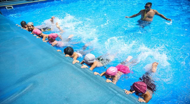 Mersin’de çocuklar portatif havuzda yüzme öğreniyor