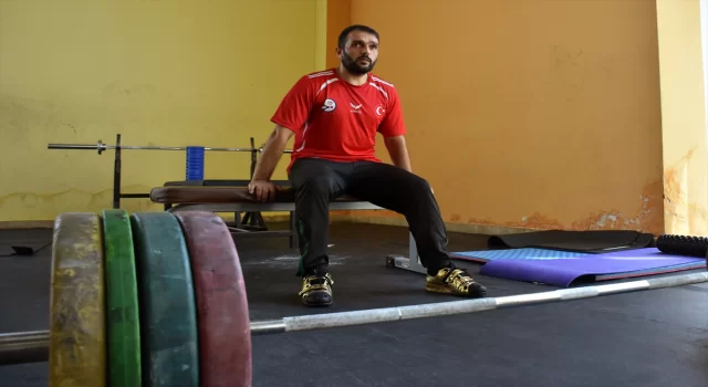 Türkiye ikincisi görme engelli halterci hayalini süsleyen ayyıldızlı forma için ter döküyor