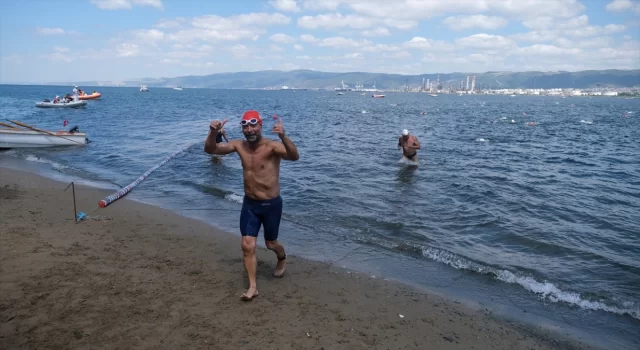 Kocaeli’deki Açık Su Yüzme Yarışları’nda sporcular İzmit Körfezi’ni yüzerek geçti