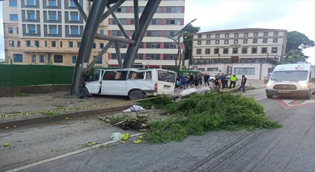 Giresun’da minibüsün üst geçide çarptığı kazada 1 kişi öldü, 13 kişi yaralandı