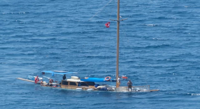 Bodrum’da karaya oturan teknedeki 3 kişi kurtarıldı
