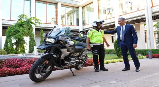 Bakan Yerlikaya, motosiklet sürücüsünü uyarı tarzıyla gündem olan polisi kabul etti