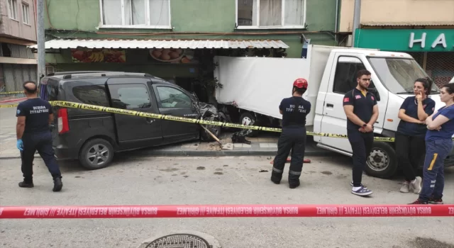 Bursa’da kazada savrulan kamyonetin çarptığı yaya öldü