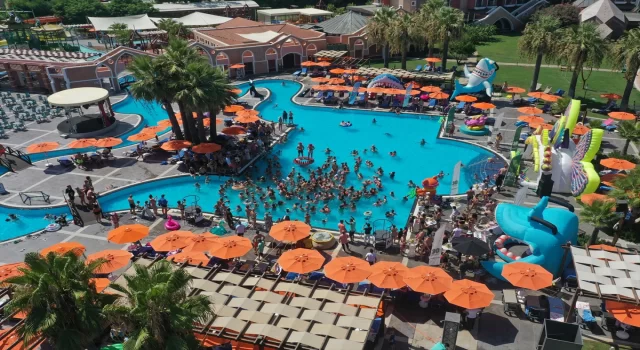 Antalya’da turistler sıcak havada havuza atılan buzlarla serinledi