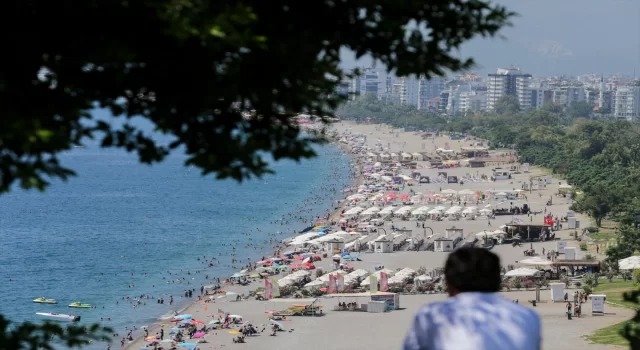 Antalya’da serinlemek isteyenler sahillerde yoğunluk oluşturdu