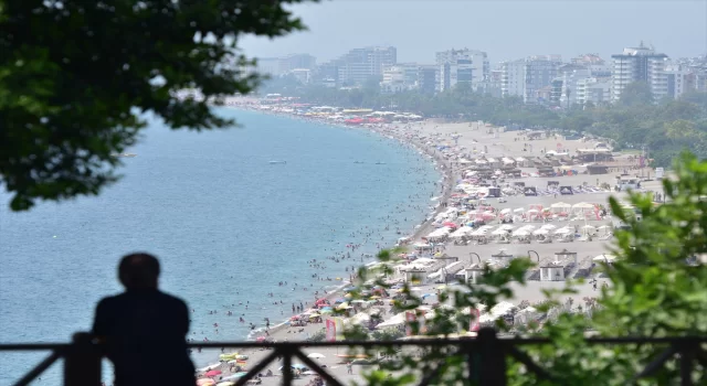 Antalya’da sıcak hava ve nemden bunalanlar sahillerde yoğunluk oluşturdu