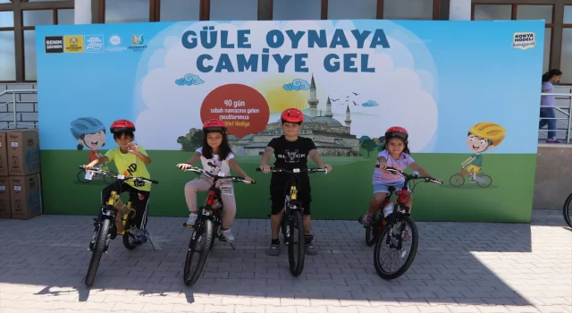 Konya’da 40 gün sabah namazını camide kılan çocuklara bisiklet hediye edildi