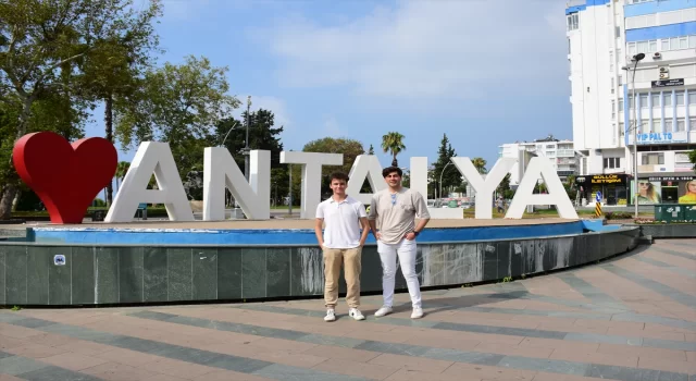 ”Seyahatsever” gençler, turizm kenti Antalya’yı keşfediyor