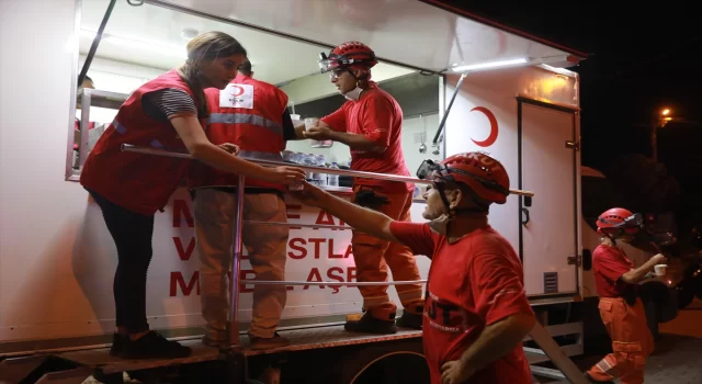 Türk Kızılay, Çanakkale’deki yangın ekipleri ile vatandaşlara yemek ve su dağıttı