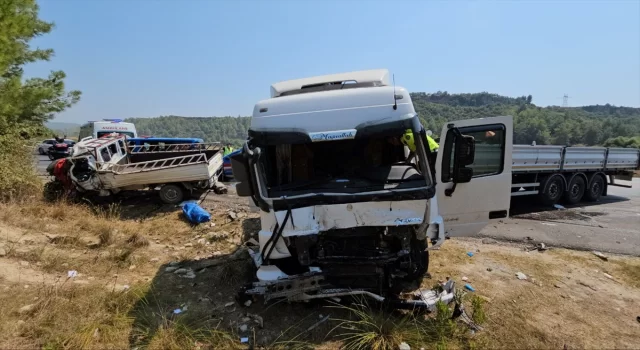 Antalya’da kamyonetle tırın çarpıştığı kazada 2 kişi öldü, 1 kişi yaralandı