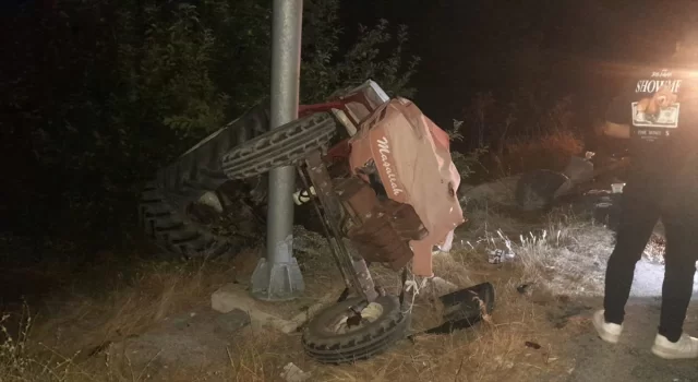 Erzincan’da tırın traktöre çarpması sonucu 3 kişi yaralandı