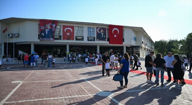 İzmir’de 114 bin 303 öğrenci ”uyum” için sınıfları doldurdu