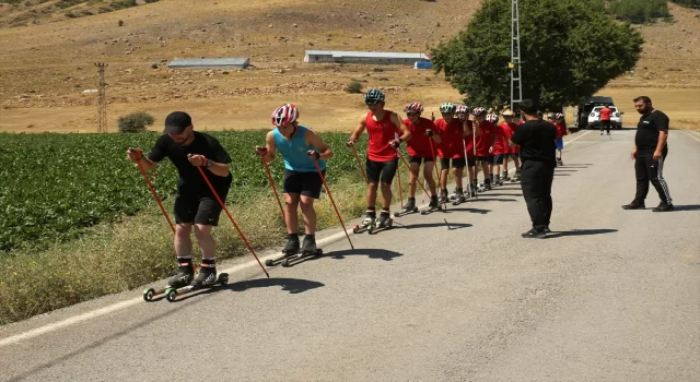 Bitlis’te tekerlekli kayakçılar köy yolunda antrenman yaparak yarışmalara hazırlanıyor 