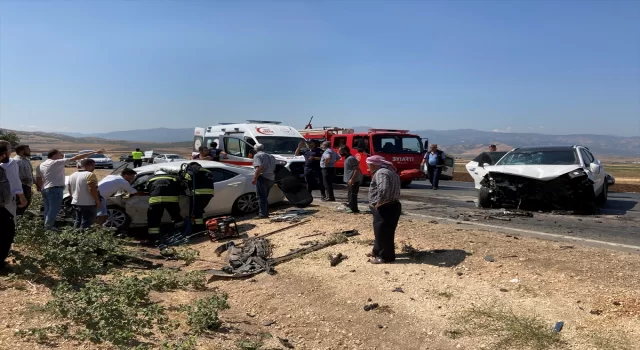 Gaziantep’te iki otomobilin çarpıştığı kazada 1’i ağır 3 kişi yaralandı