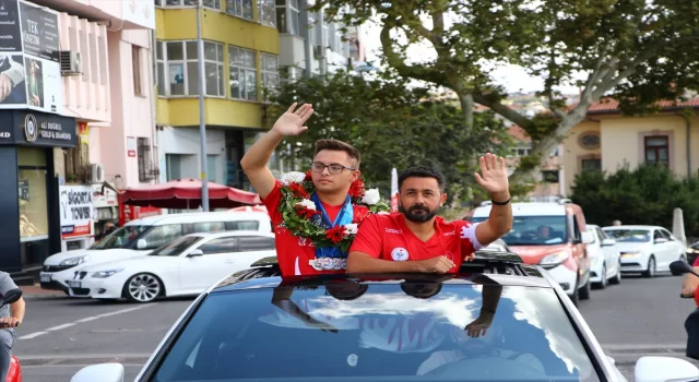 Avrupa şampiyonu down sendromlu milli atlet Emirhan Akçakoca, Tekirdağ’da coşkuyla karşılandı