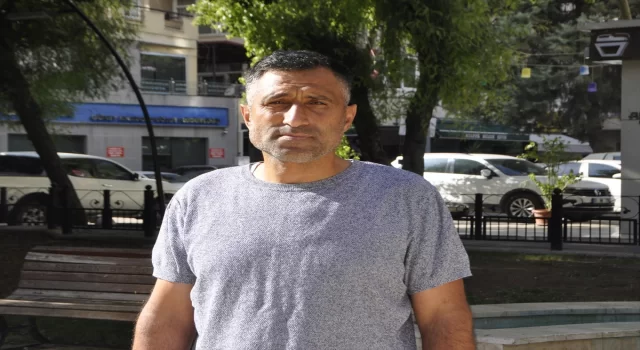 Adana’da hastane önünde bir sürücünün ”yol verme” sebebiyle bıçaklandığı kavga kamerada