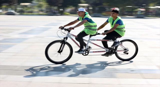 Düzce’de çevreci bisikletliler şehir turunun ardından atık topladı