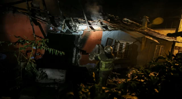 Bursa’da çıkan yangında tek katlı 2 ev yandı
