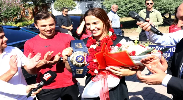 Dünya şampiyonu milli güreşçi Buse Tosun Çavuşoğlu, Yalova’da coşkuyla karşılandı