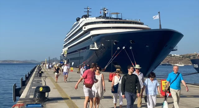 Bodrum’a lüks yolcu gemisi ”Evrima” ile 277 turist geldi