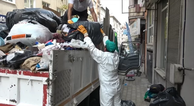 Bursa’da kötü koku yayılan evden 3 kamyon atık çıktı
