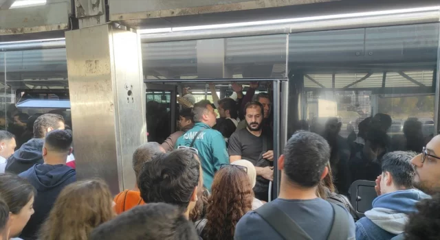İstanbul’da bazı metrobüs duraklarında yoğunluk yaşandı